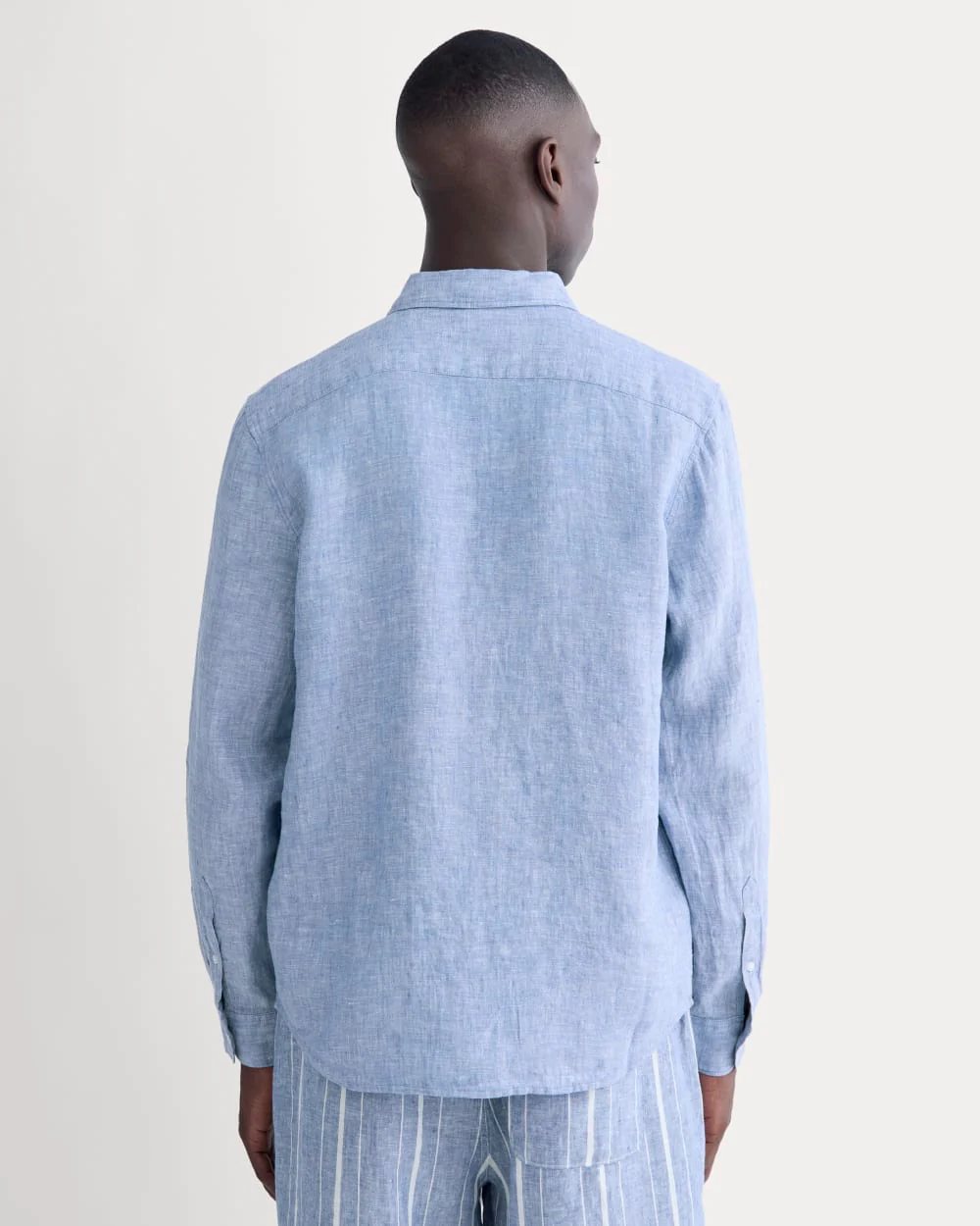 The Classic Shirt in Linen | Chambray - Image 5