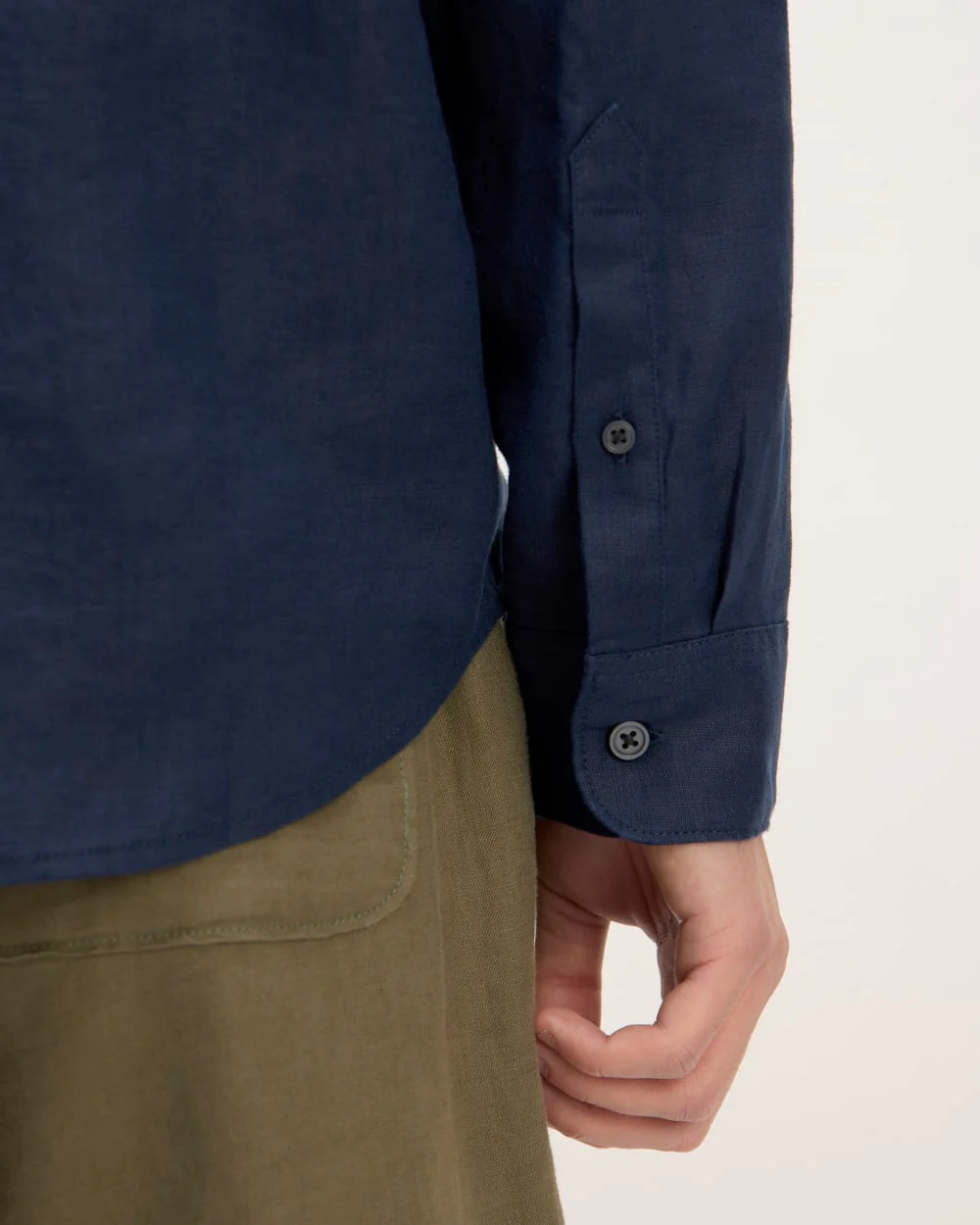 The Classic Shirt in Linen | Navy - Image 5