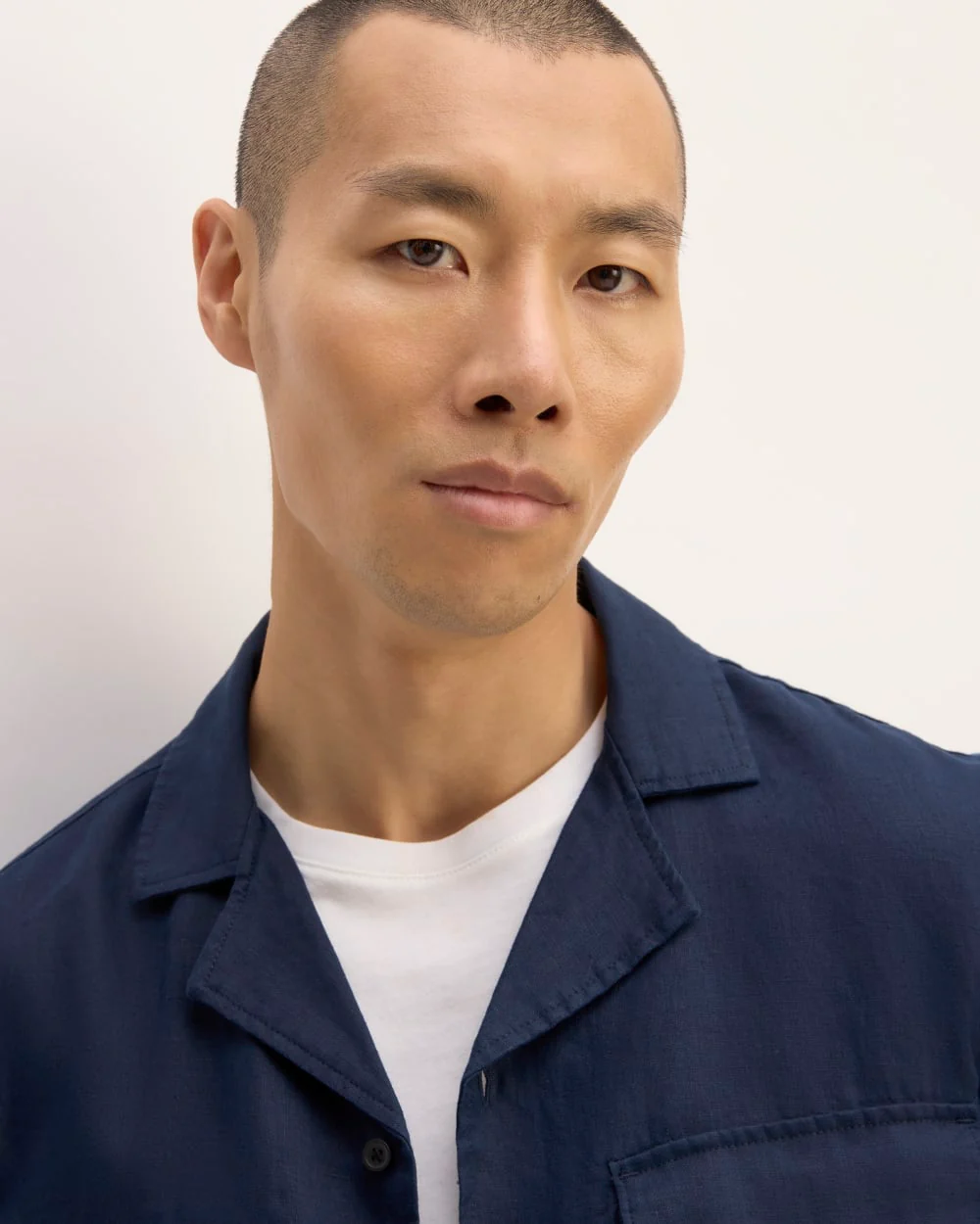The Resort Shirt in Linen | Navy - Image 4