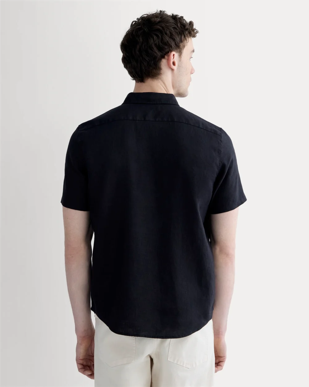 The Classic Short-Sleeve Shirt in Linen | Black - Image 5