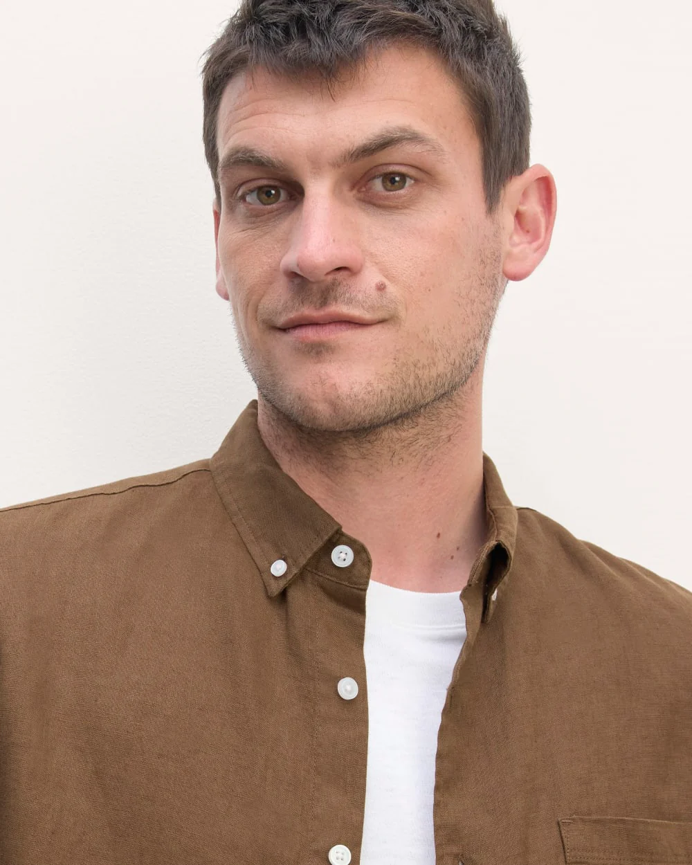The Classic Short-Sleeve Shirt in Linen | Cocoa - Image 4