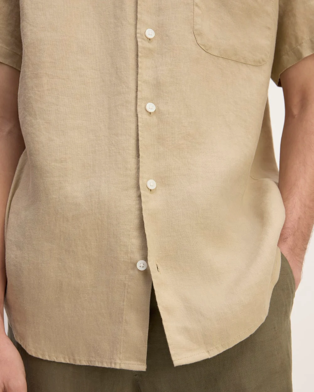 The Classic Short-Sleeve Shirt in Linen | Trench Coat Khaki - Image 5