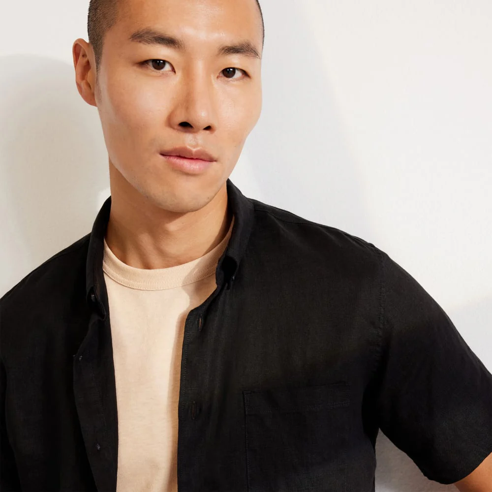 The Classic Short-Sleeve Shirt in Linen | Black - Image 4