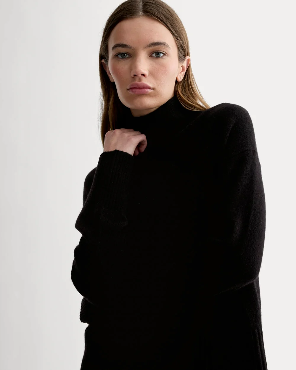 The Boxy Turtleneck in Cashmere | Black - Image 3