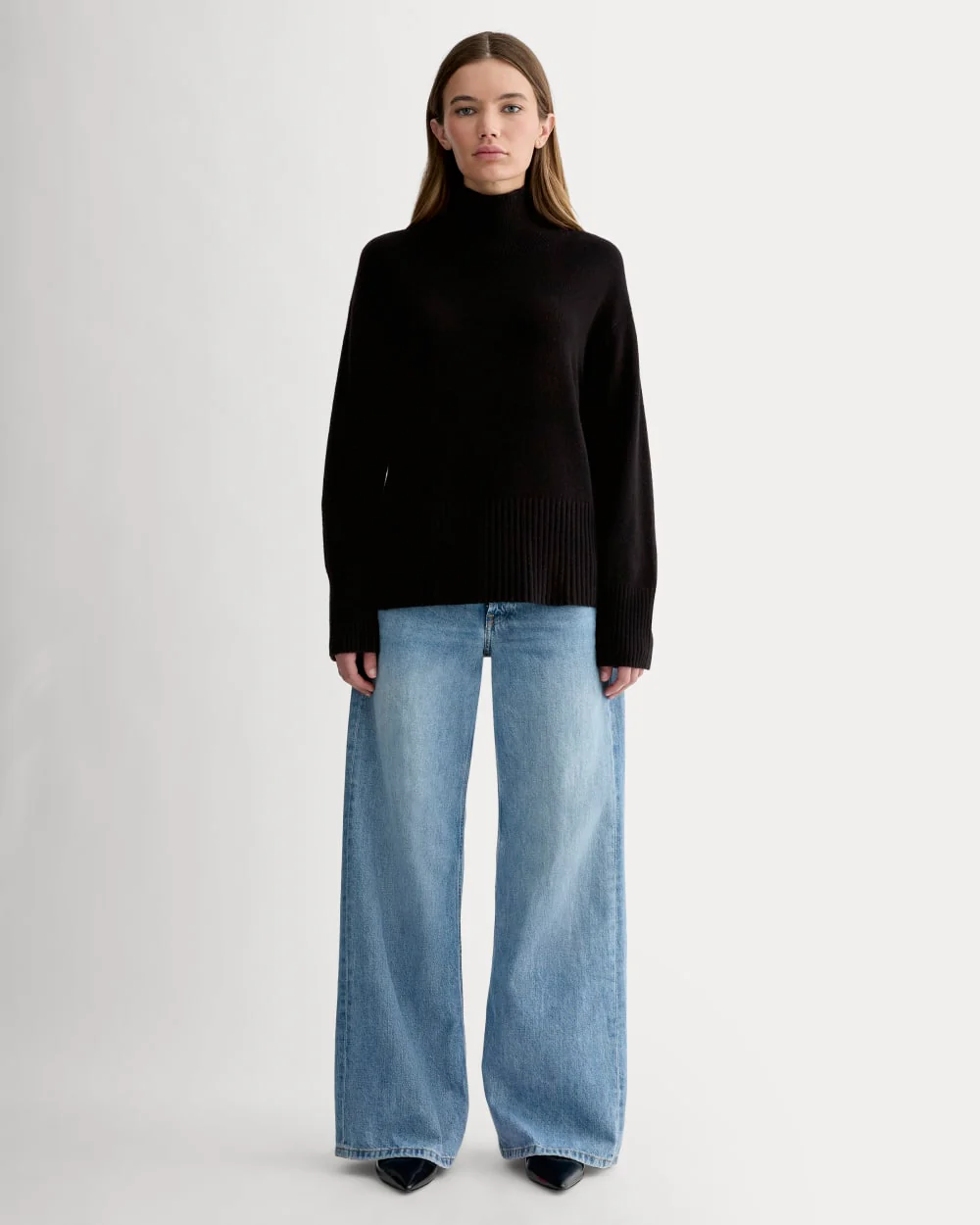 The Boxy Turtleneck in Cashmere | Black - Image 4
