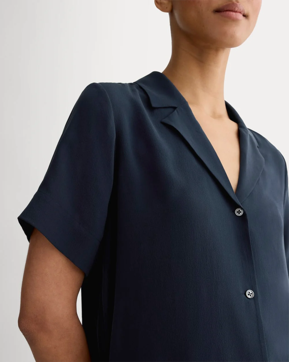 The Notch Shirt in Washable Silk | Navy - Image 4