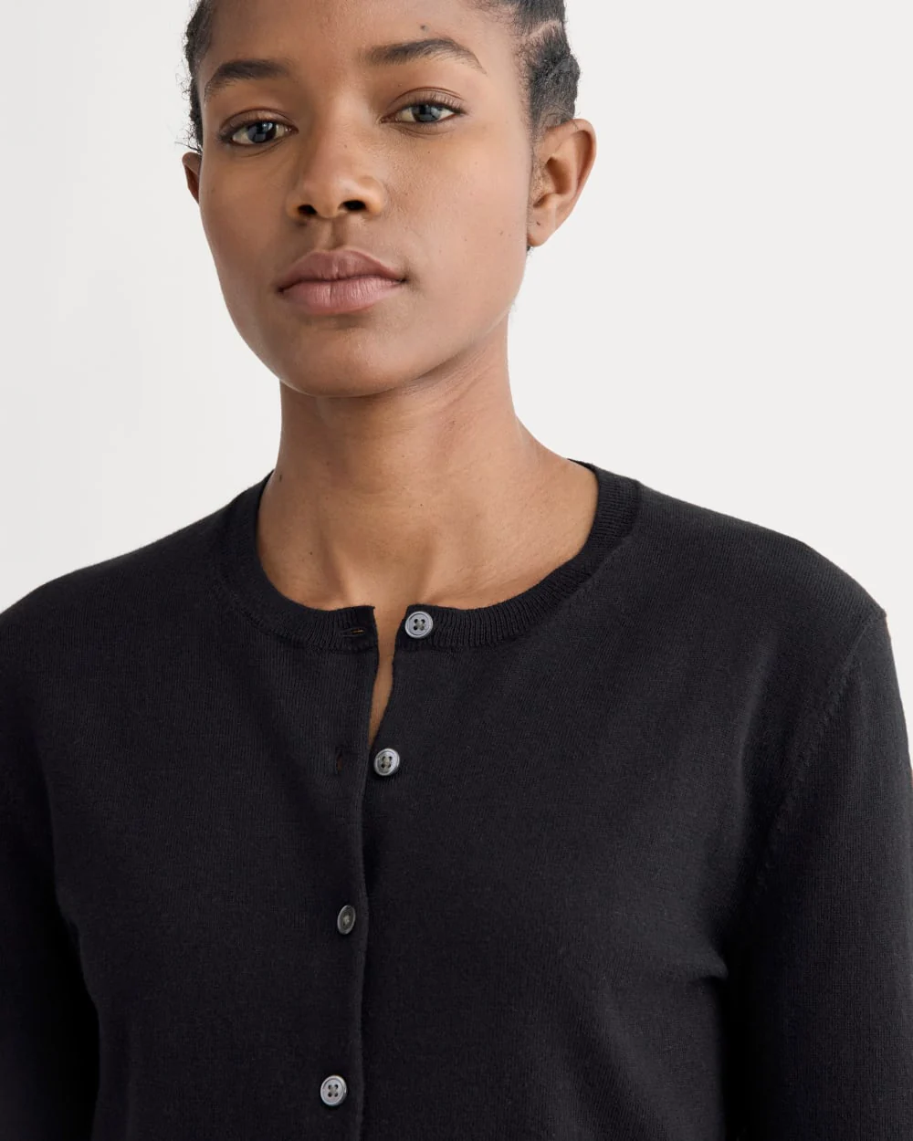 The Cropped Cardigan in Cotton Cashmere | Black - Image 4