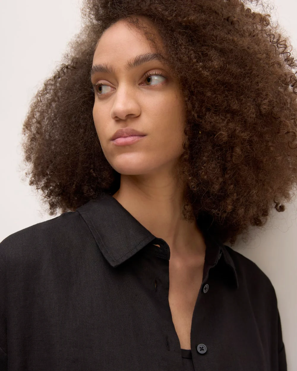 The Boyfriend Shirt in Linen | Black - Image 4