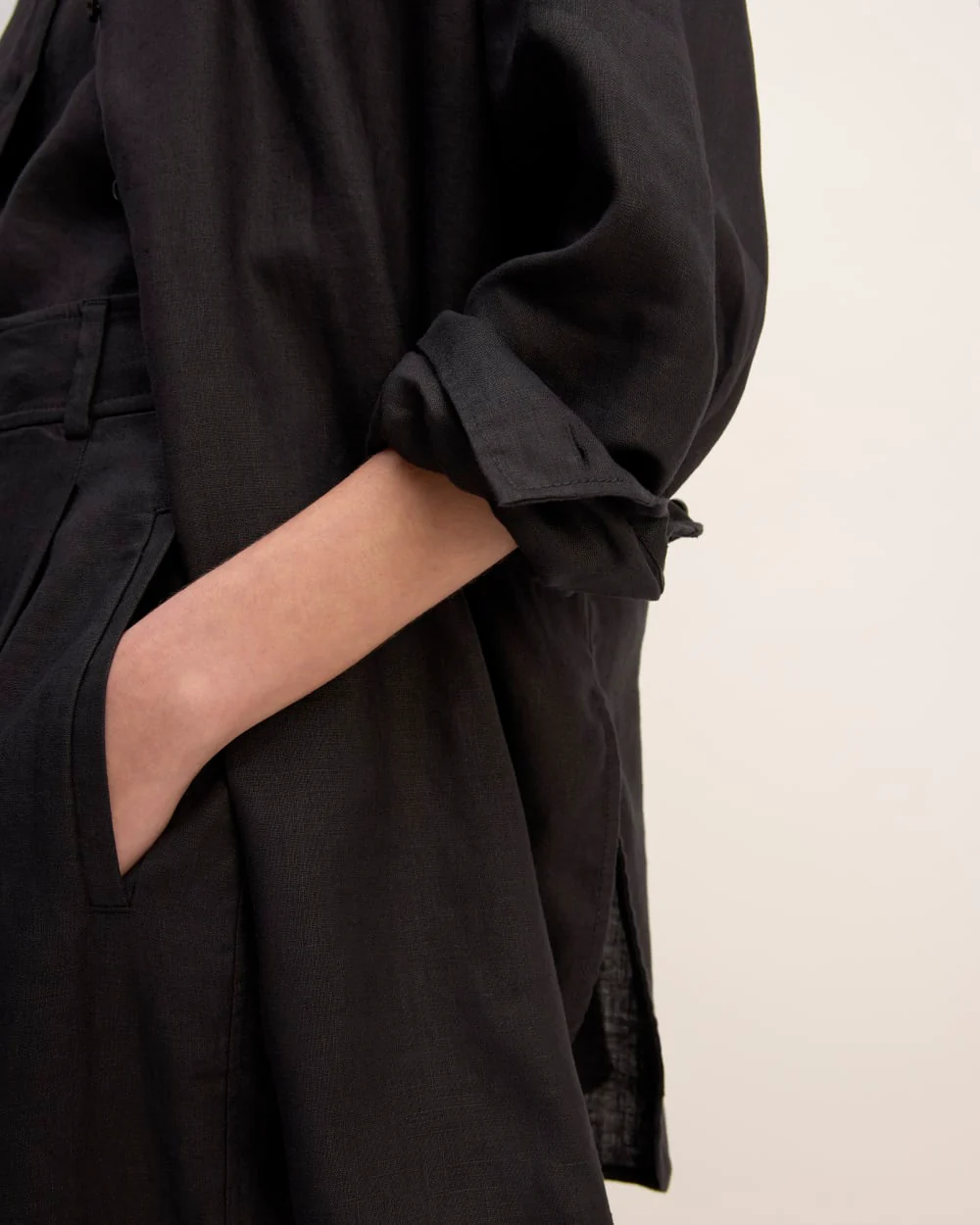 The Boyfriend Shirt in Linen | Black - Image 5