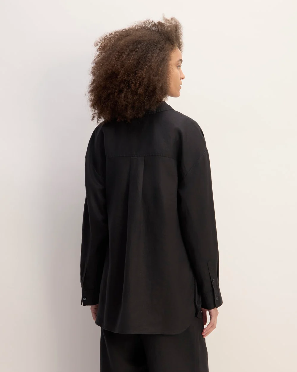 The Boyfriend Shirt in Linen | Black - Image 6