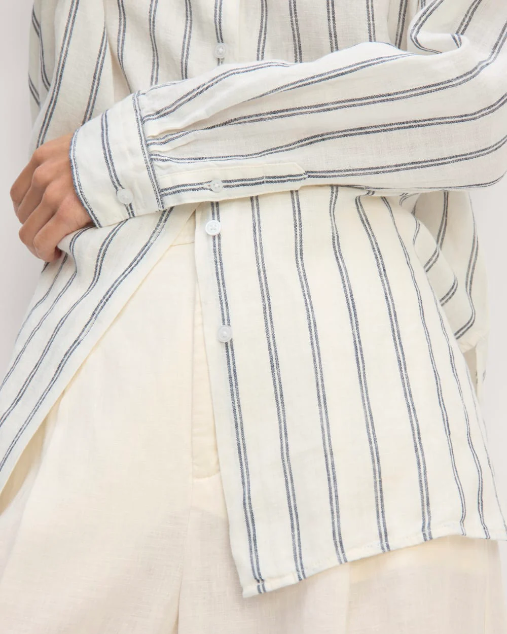 The Boyfriend Shirt in Linen | Bone/Navy - Image 5