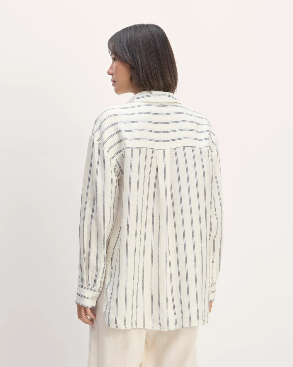 The Boyfriend Shirt in Linen | Bone/Navy - Image 6