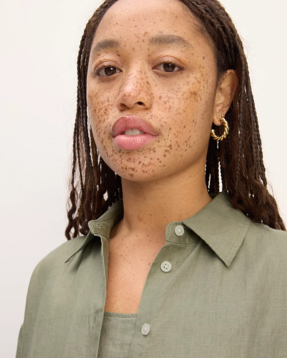 The Boyfriend Shirt in Linen | Sage Green - Image 4
