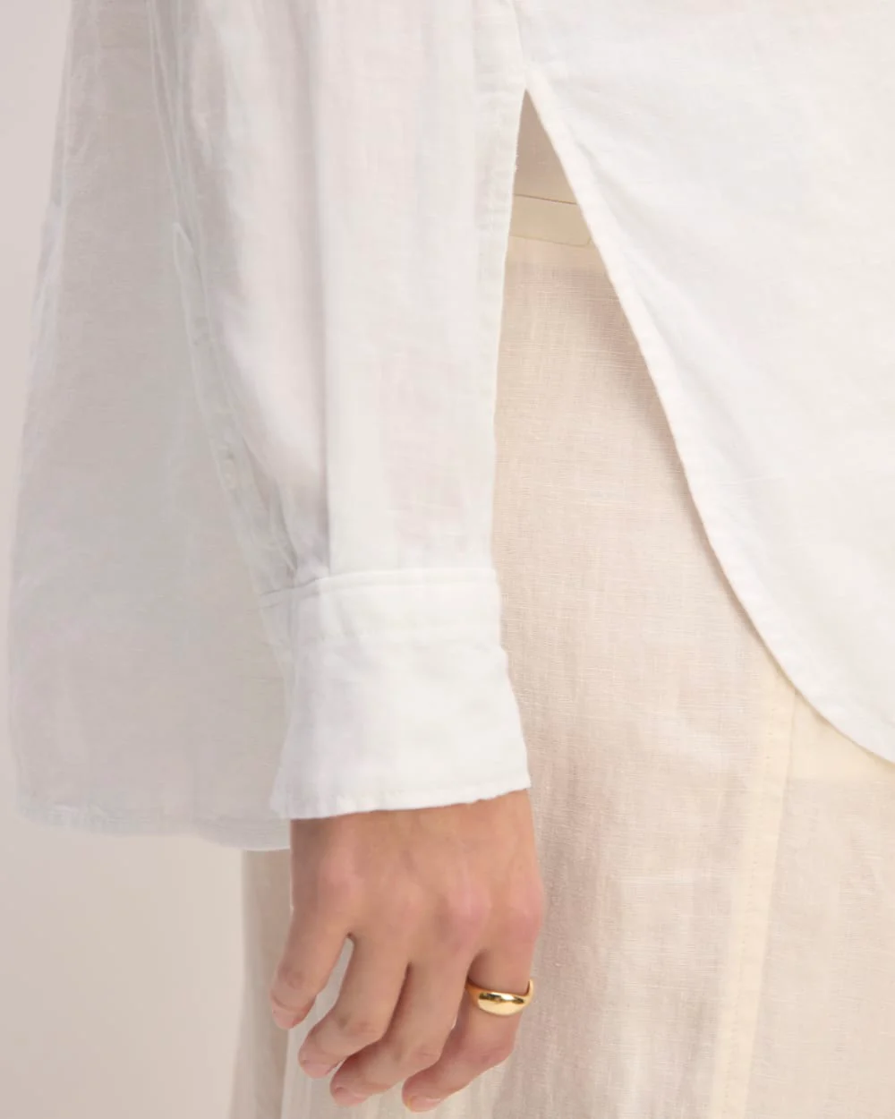 The Boyfriend Shirt in Linen | White - Image 5