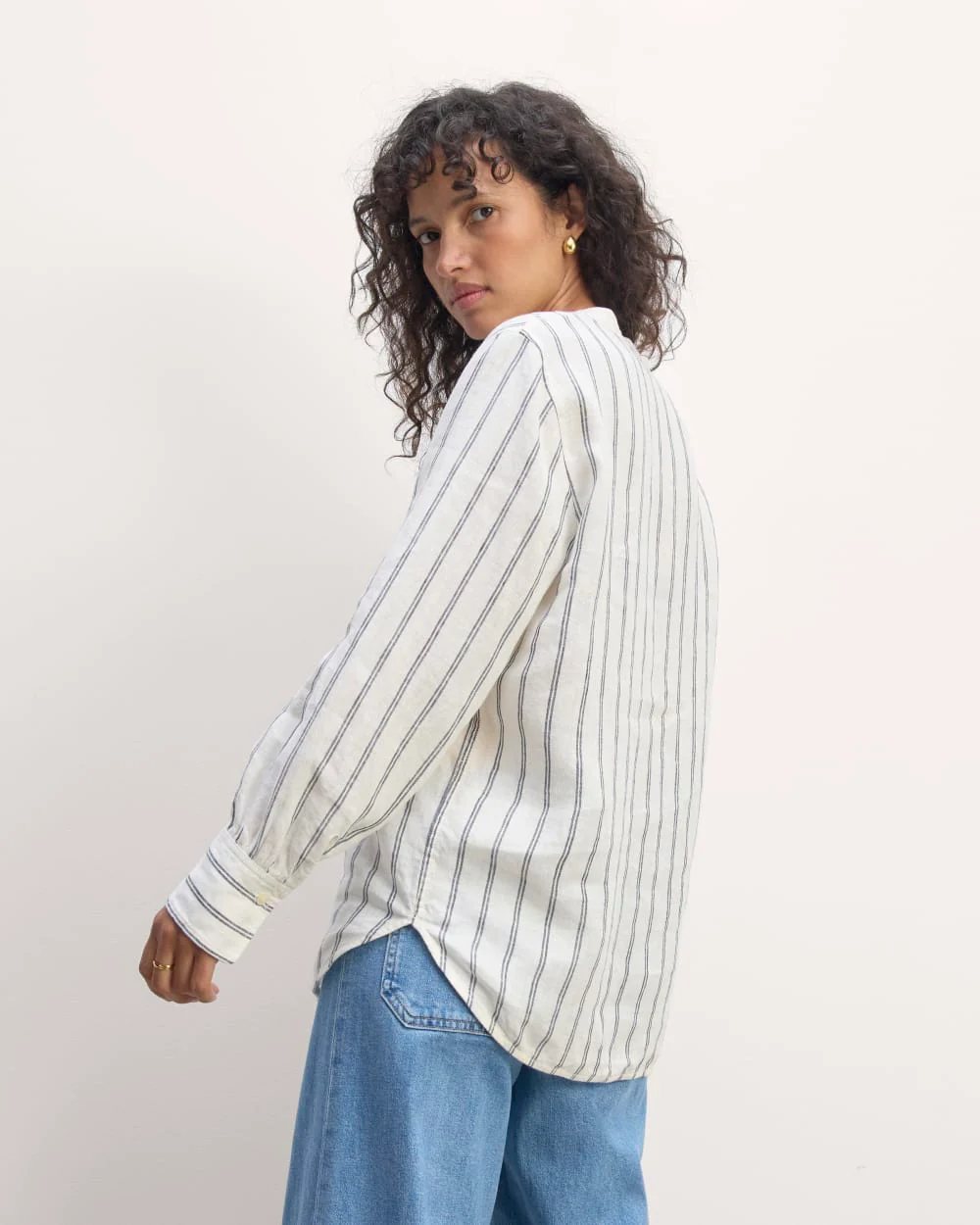 The Henley Shirt in Linen | Bone/Navy - Image 2