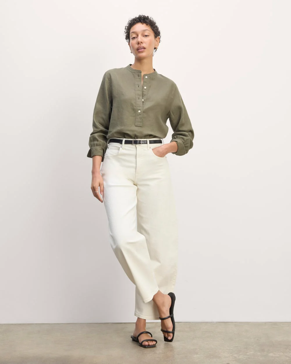 The Henley Shirt in Linen | Kalamata - Image 2