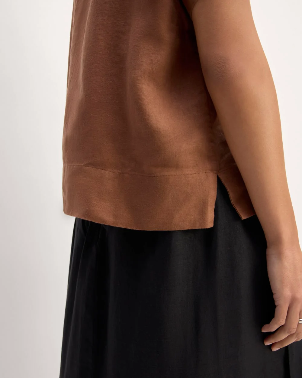 The Notch Shirt in Linen | Carob Brown - Image 5