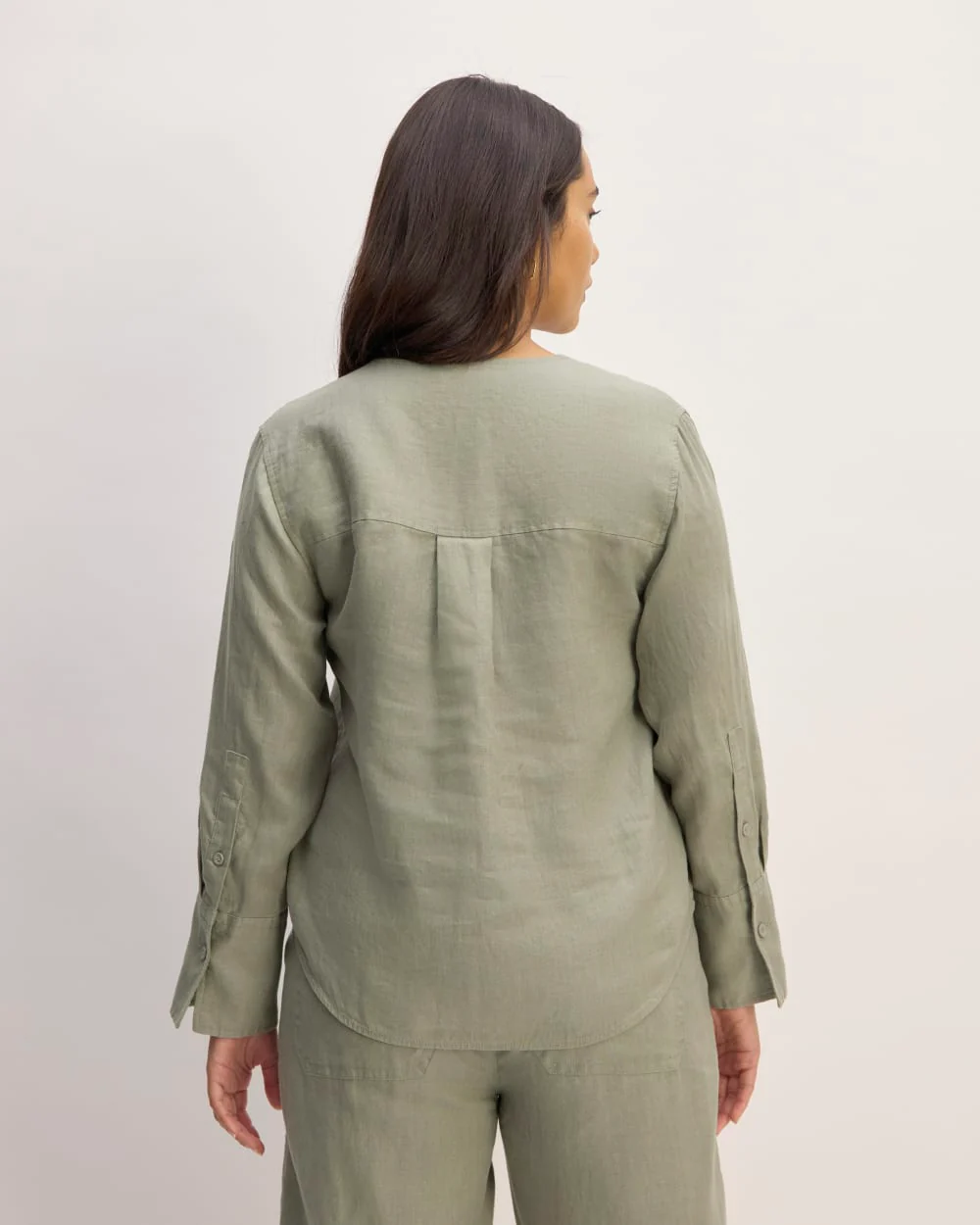 The Popover Shirt in Linen | Sage Green - Image 6