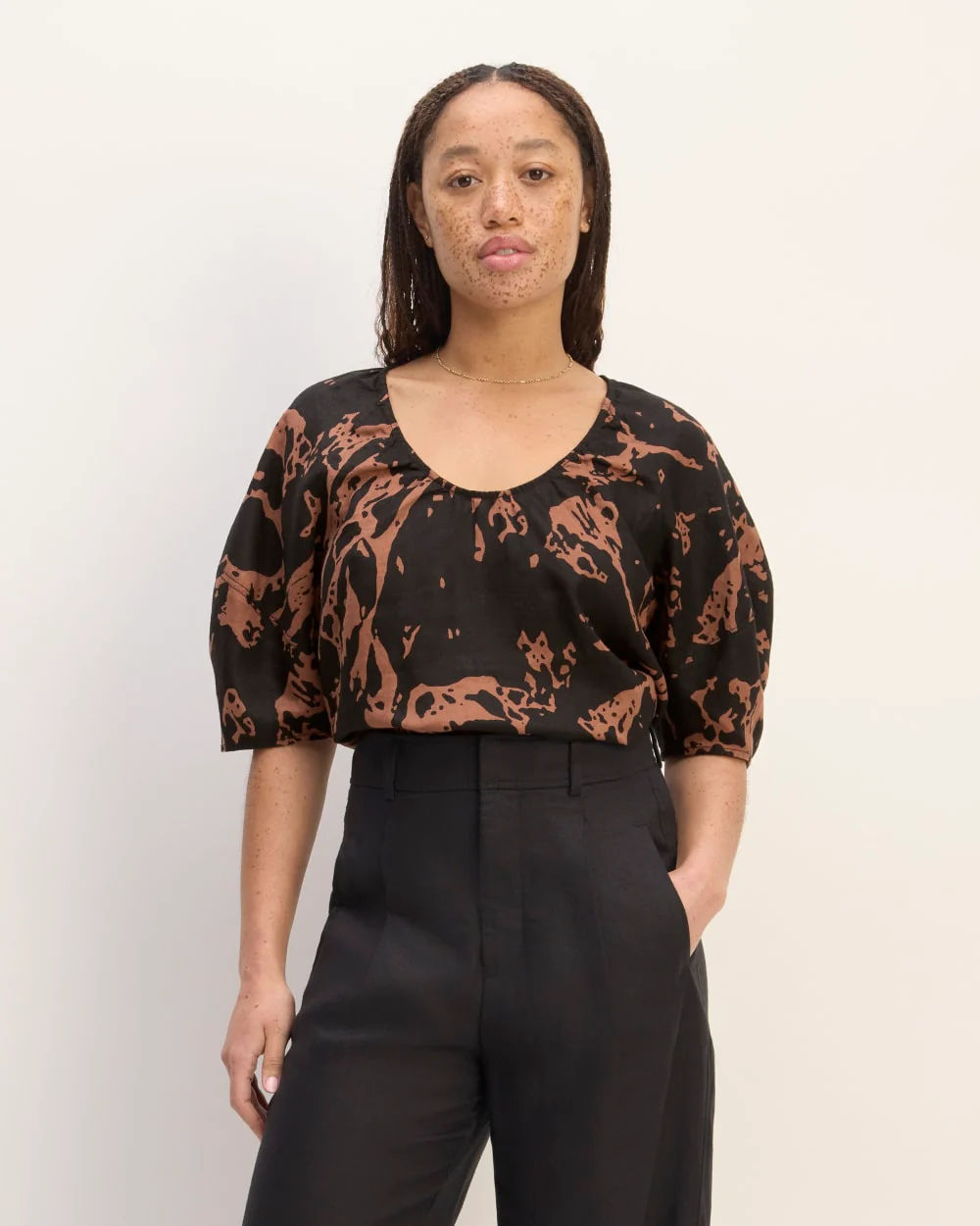 The Scoop Top in Linen | Carob Brown Abstract