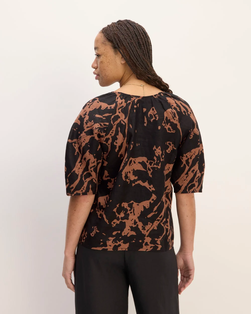 The Scoop Top in Linen | Carob Brown Abstract - Image 6