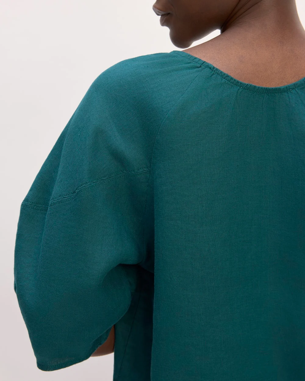 The Scoop Top in Linen | Dark Sea - Image 5