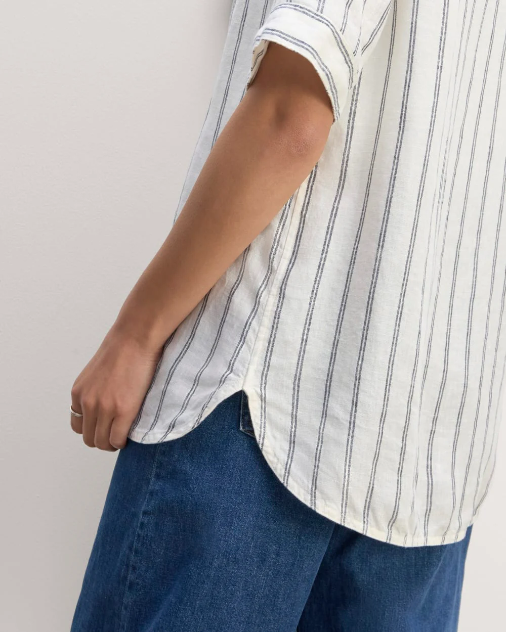The Bib Shirt in Linen | Bone/Navy - Image 4
