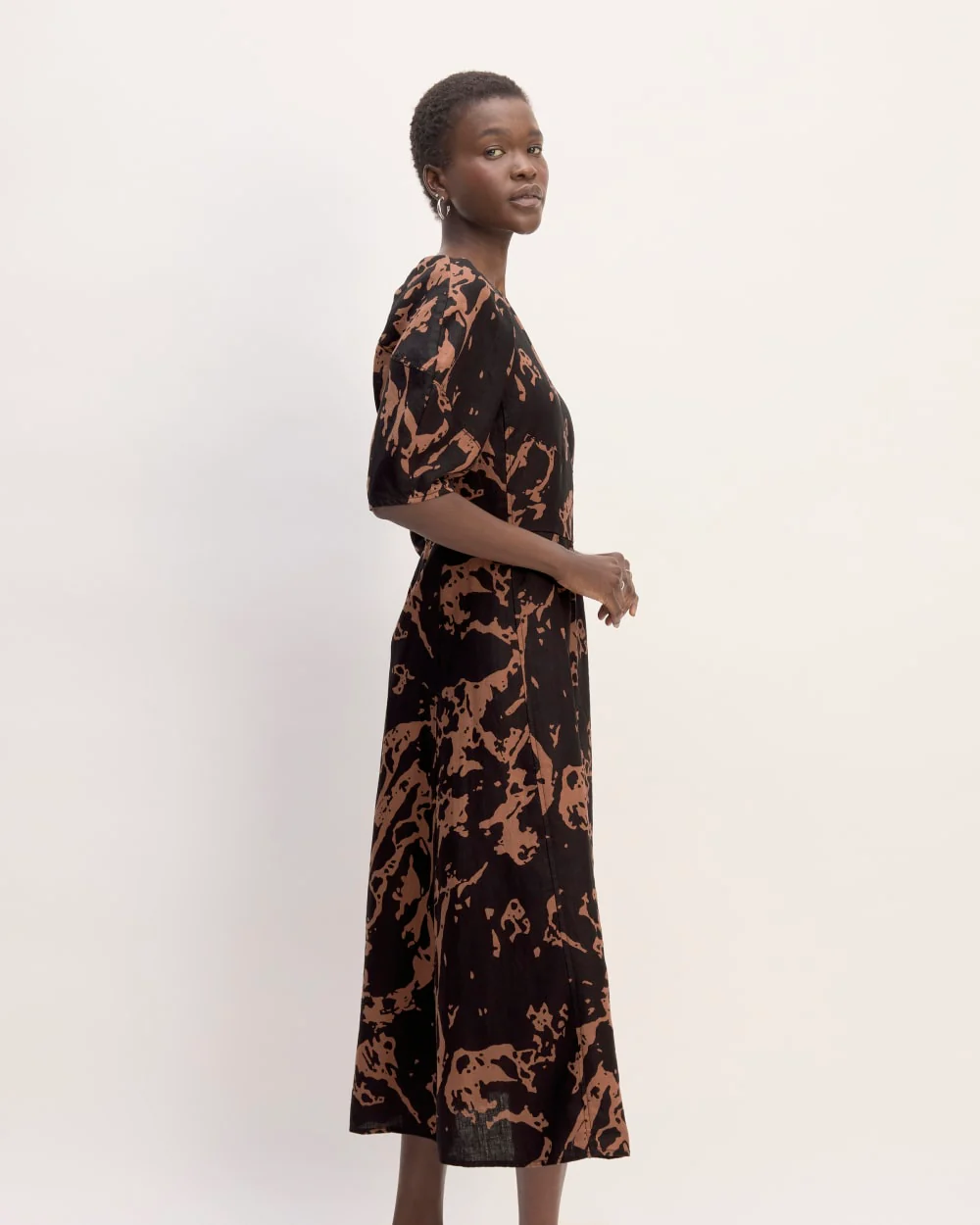 The Linen Short-Sleeve Scoop Midi Dress | Carob Brown Abstract - Image 3