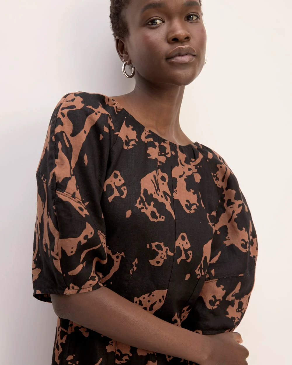 The Linen Short-Sleeve Scoop Midi Dress | Carob Brown Abstract - Image 4