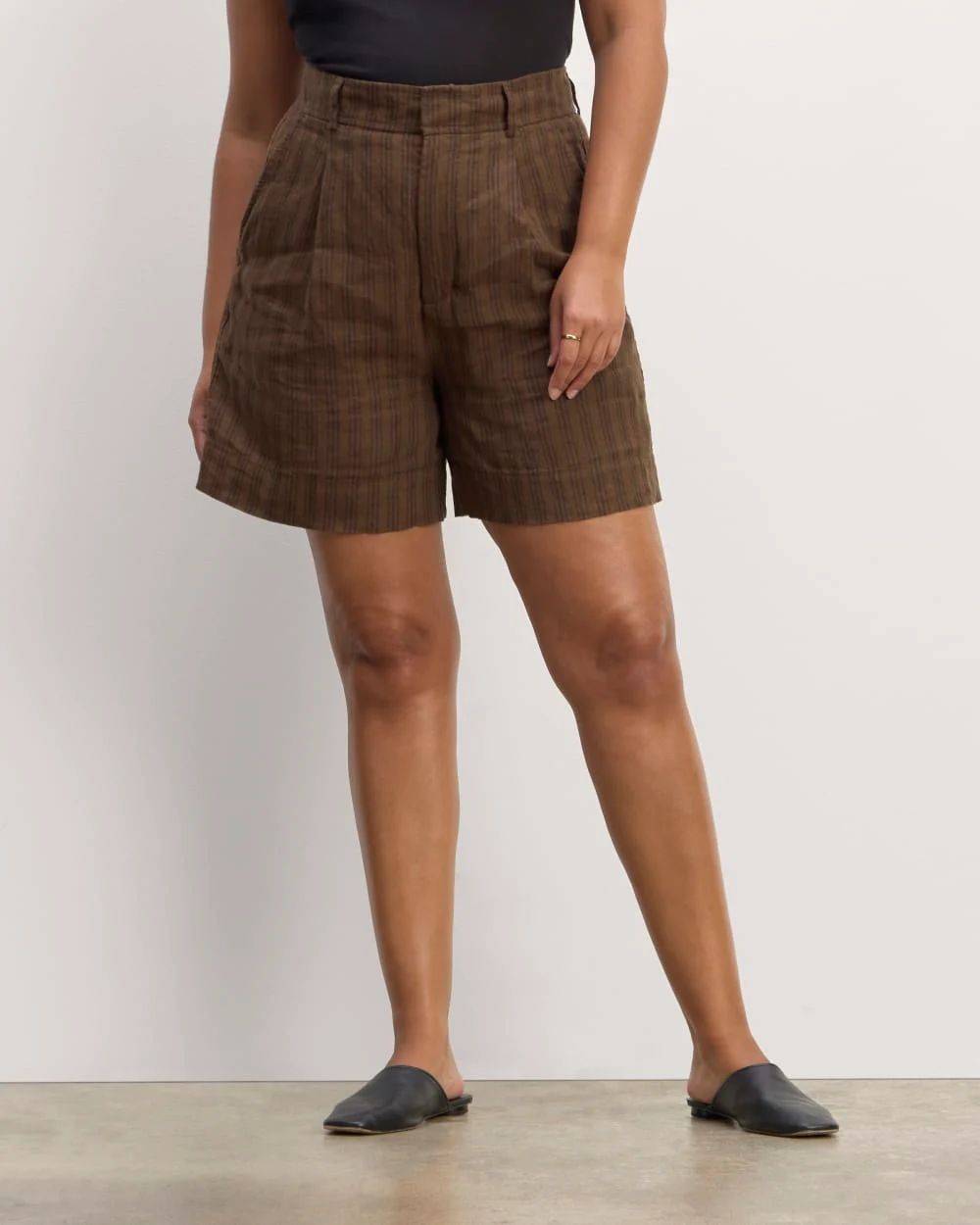 The Linen Way-High® Drape Short | Cocoa / Black - Image 3