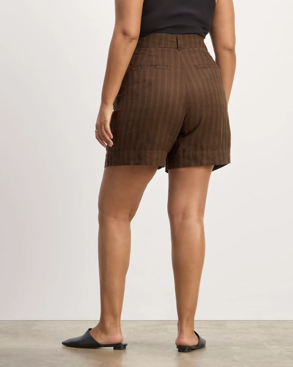 The Linen Way-High® Drape Short | Cocoa / Black - Image 6