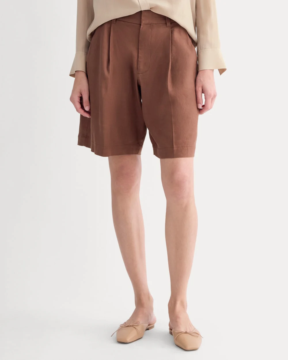 The Pleated Short in Stretch Linen | Cedarwood - Image 3