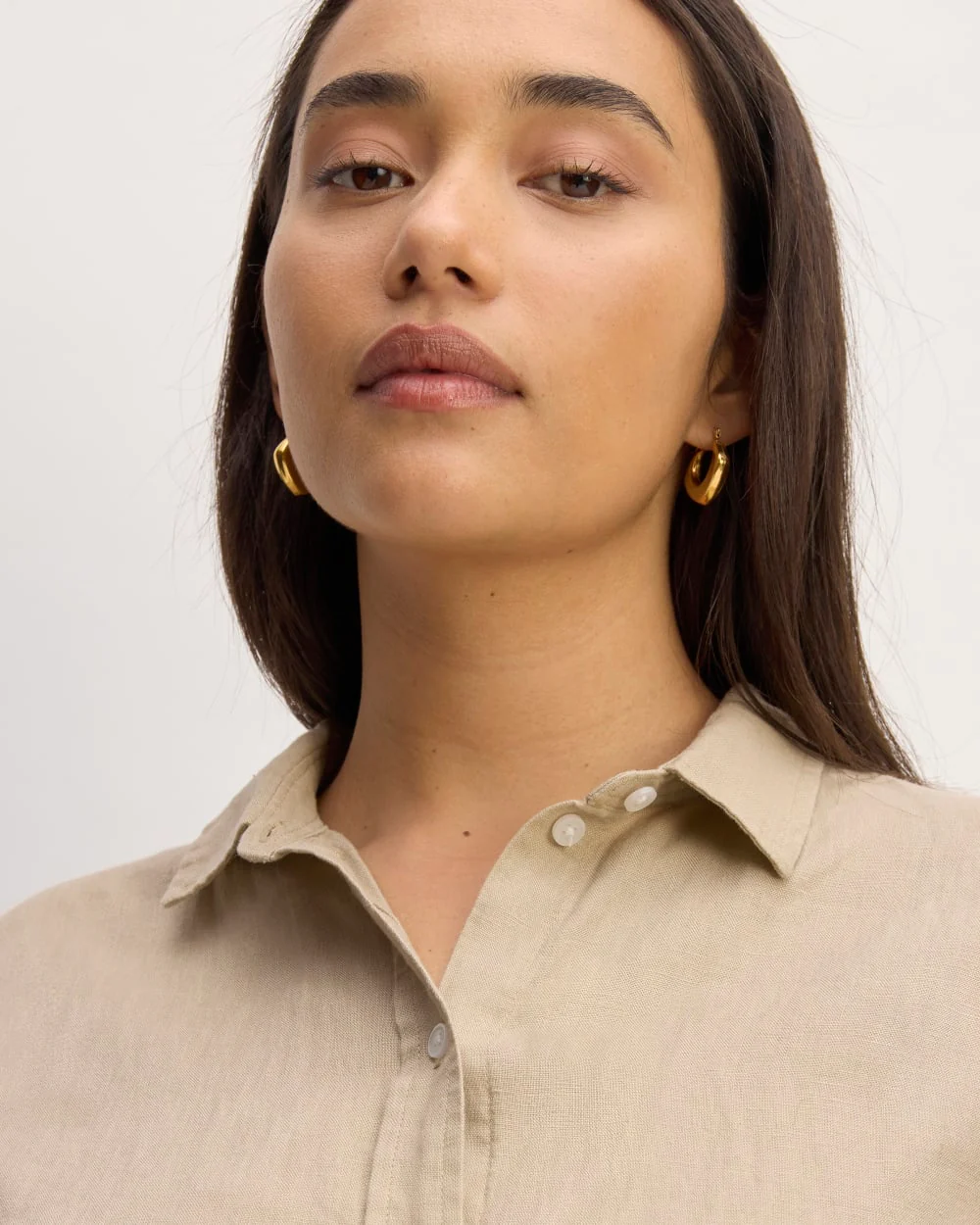 The Must-Have Shirt in Linen | Trench Coat Khaki - Image 4