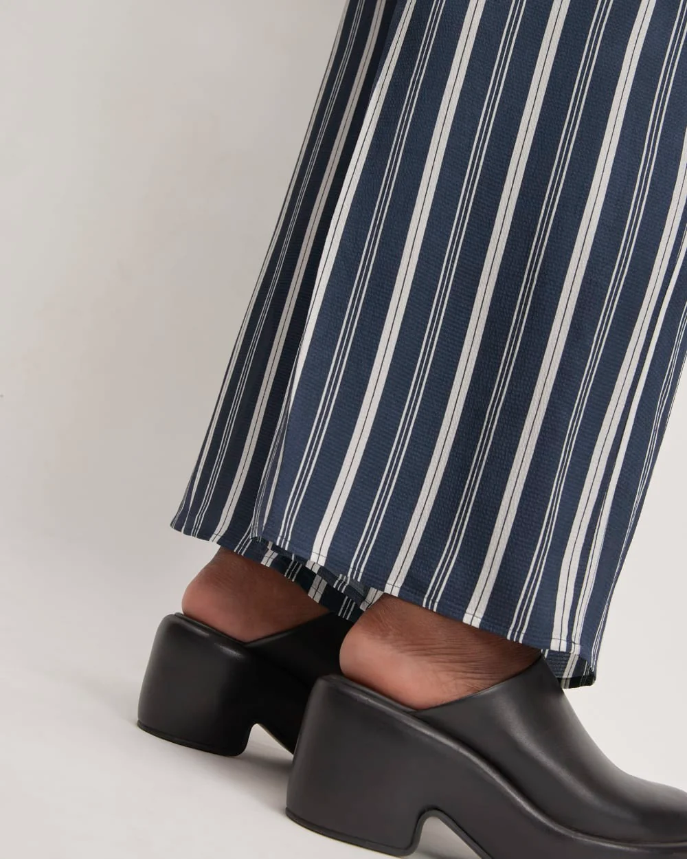 The Satin Pull-On Pant |  Navy / Bone - Image 5