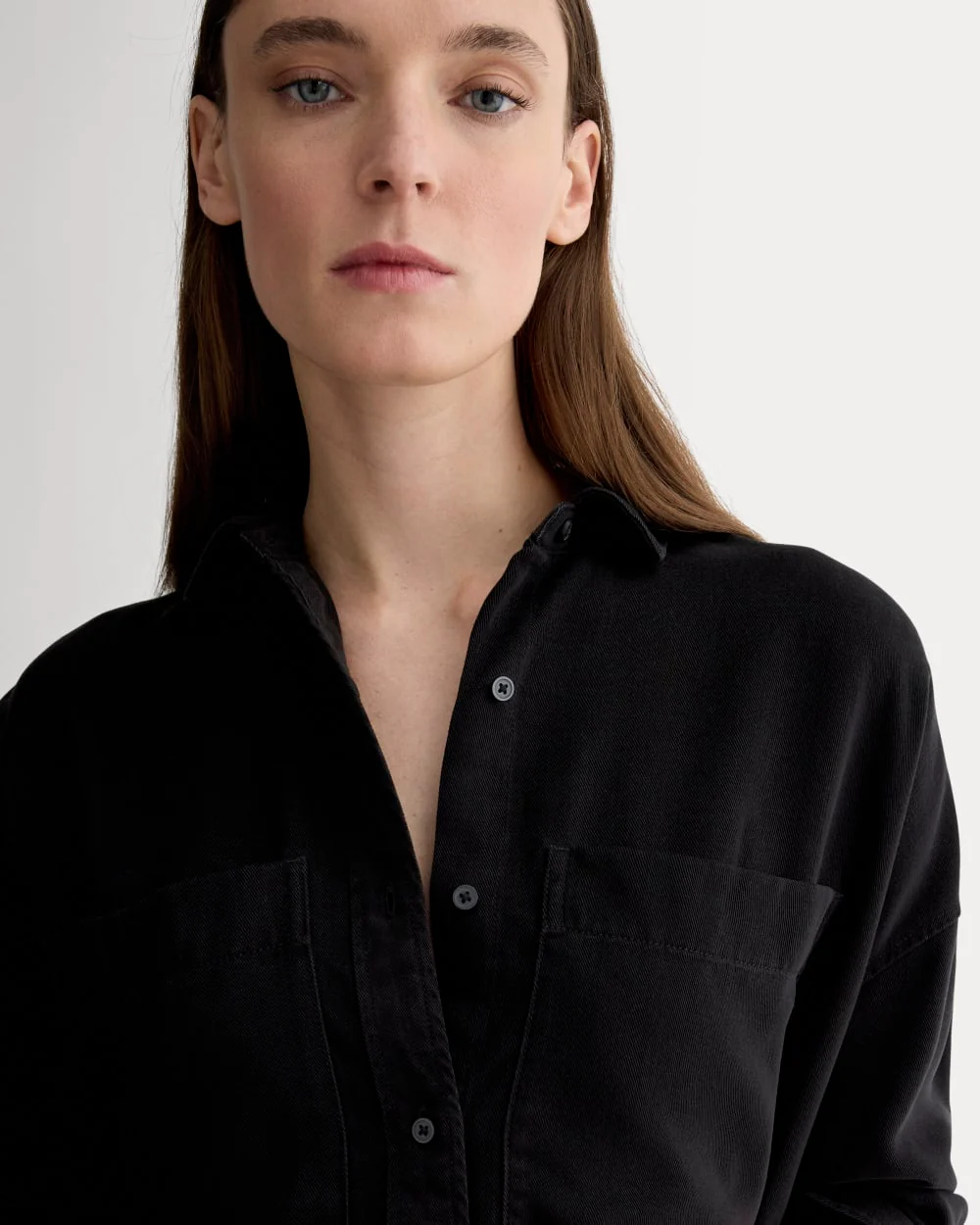 The Boxy Overshirt in Buttersoft | Black - Image 4
