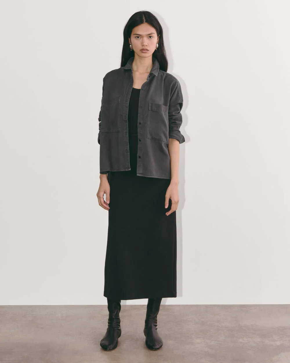 The Boxy Overshirt in Buttersoft | Graphite - Image 5