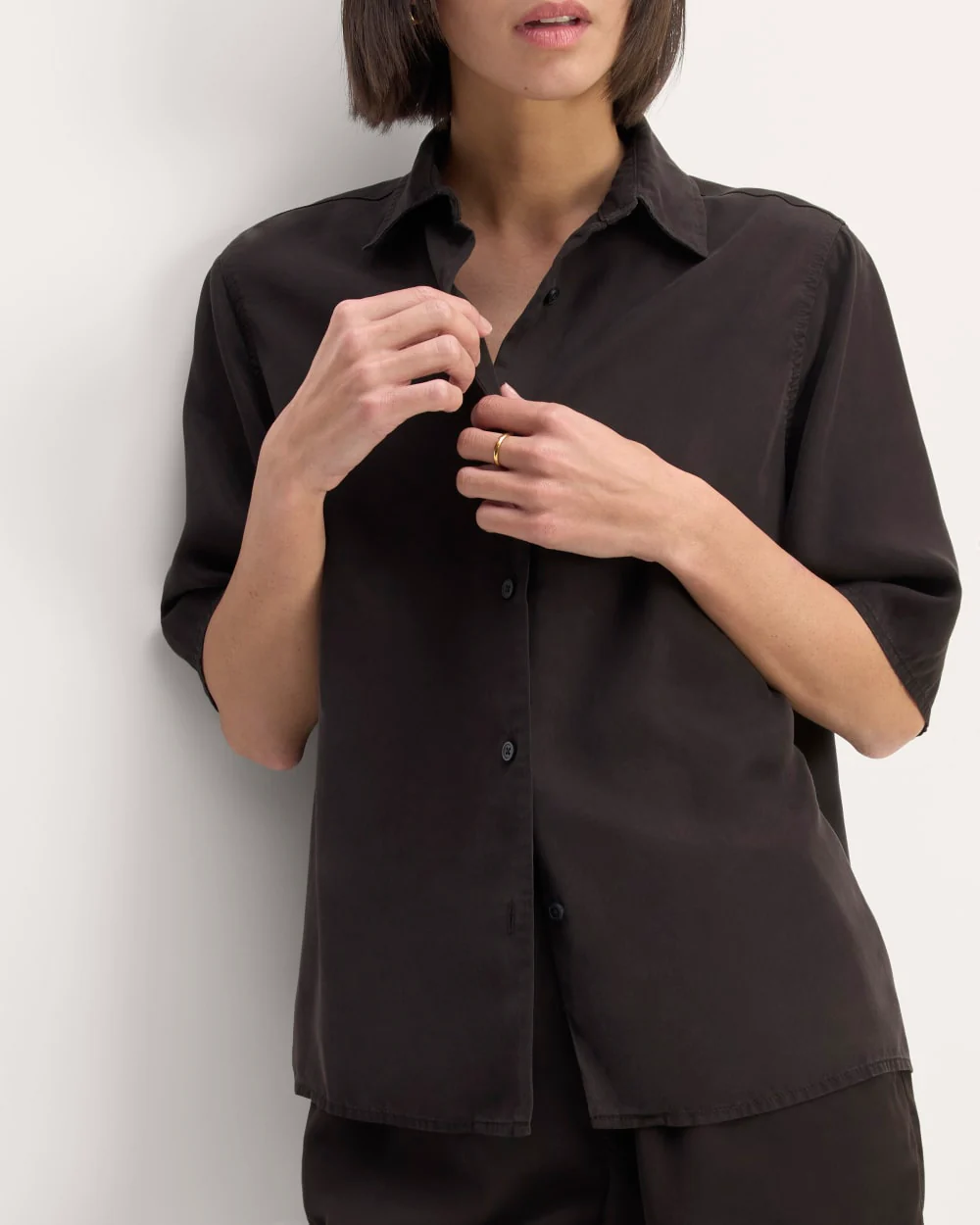 The Short-Sleeve Shirt in Butterlite | Black - Image 4