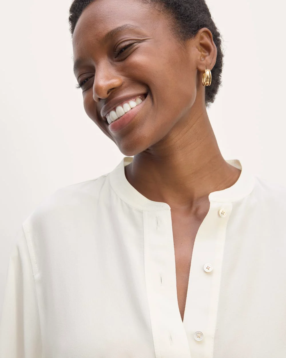 The Henley Shirt in Washable Silk | Off-White - Image 4