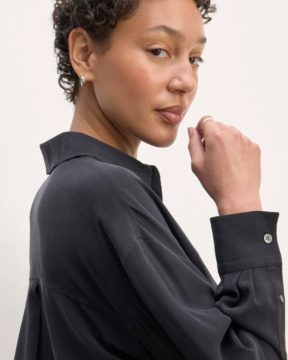 The Boyfriend Shirt in Washable Silk | Black - Image 4