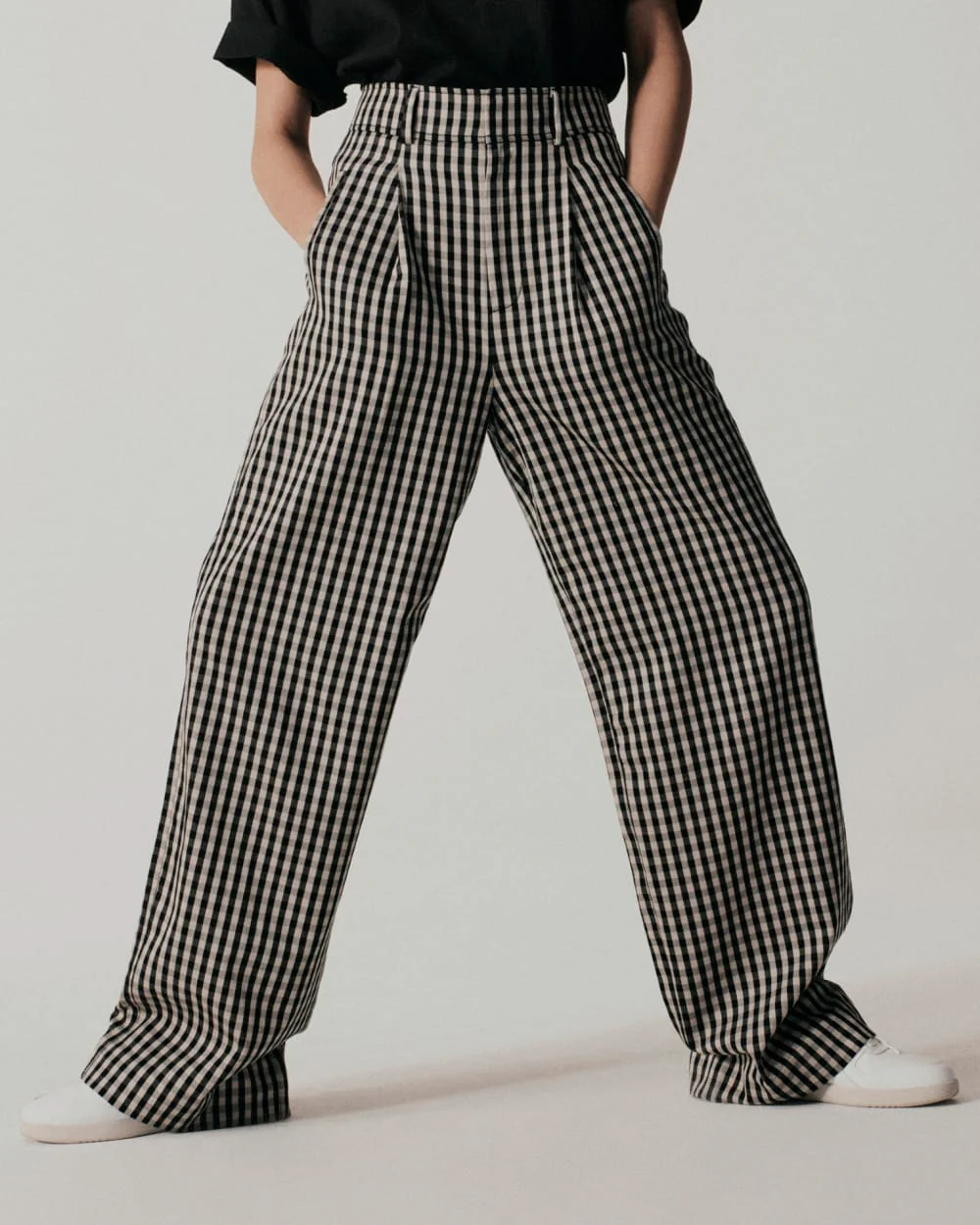 The Draper Pleated Pant in Buttersmooth | Khaki / Black | 30" Inseam - Image 4