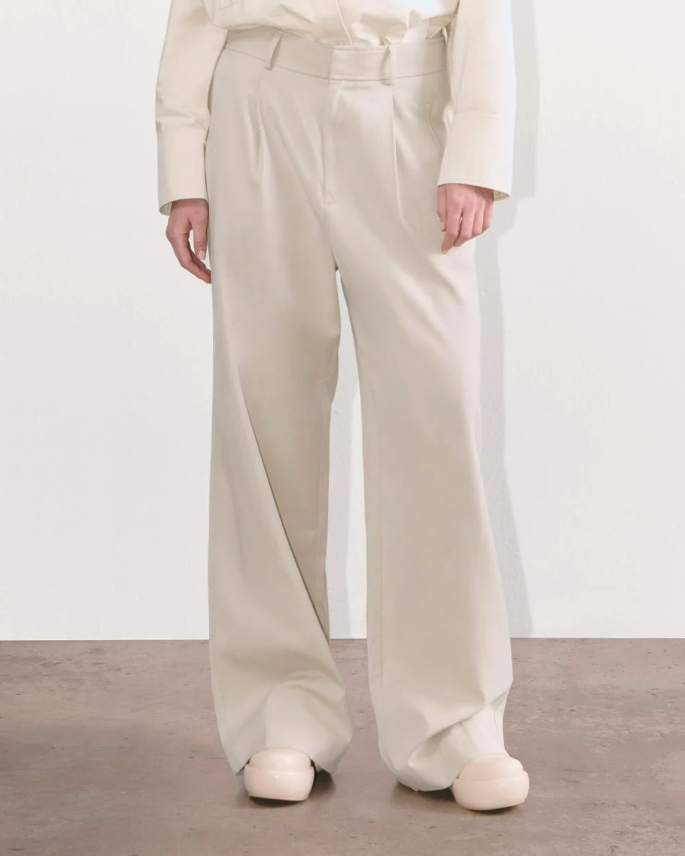 The Draper Pleated Pant in Buttersmooth | Sandstone | 30" Inseam - Image 5