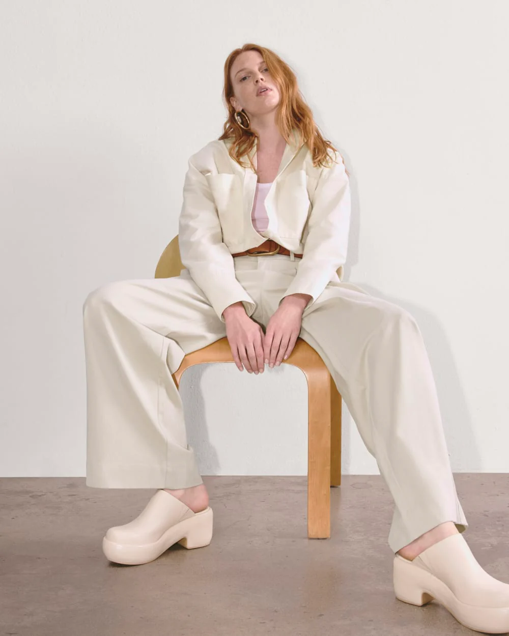 The Draper Pleated Pant in Buttersmooth | Sandstone | 32" Inseam - Image 4